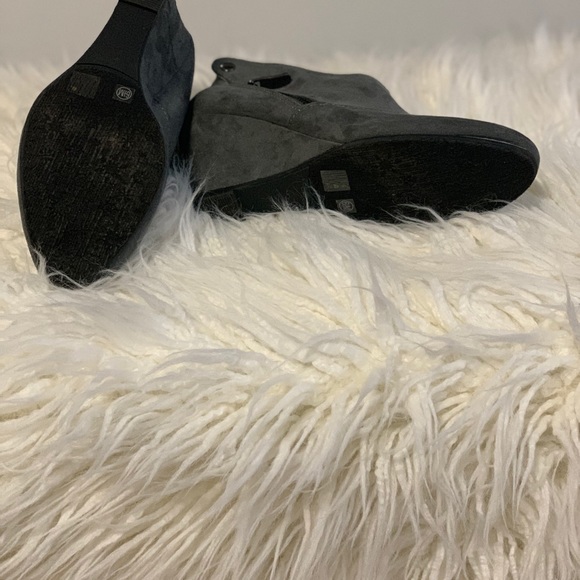 Host Pick 🤩 | Vintage CL Laundry | Suede bootie - Picture 4 of 6